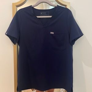 Figs 1 pocket navy top